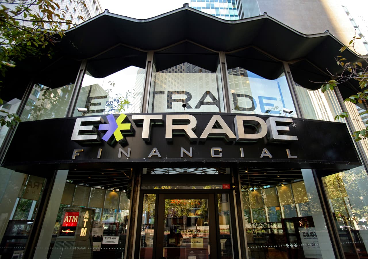 <b>Puesto 17. E-Trade</b>
<br>
<br>Esta compañía de servicios financieros ha gastado 67,332,333 dólares en 10 ediciones del Super Bowl. Se transmitieron 25 piezas publicitarias que duraron unos 655 segundos. 
<br>
<br>Muchos espectadores están más interesados en los anuncios publicitarios de este evento deportivo que en el propio partido. Las marcas intentan que sus piezas sean memorables y que el público quiera verlas de nuevo en línea.
