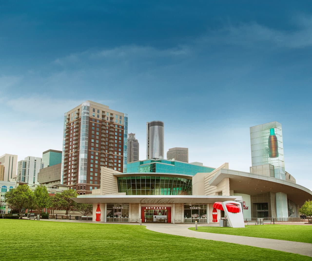 <a href="https://www.worldofcoca-cola.com"><b>World of Coca-Cola</b></a>. Experimenta el intrigante Mundo de Coca-Cola con un teatro multisensorial en 4-D, una extraordinaria fuente de refrescos de la década de 1880, la línea de embotellado más pequeña del mundo, además de la oportunidad de probar casi 70 bebidas diferentes de todo el mundo.
