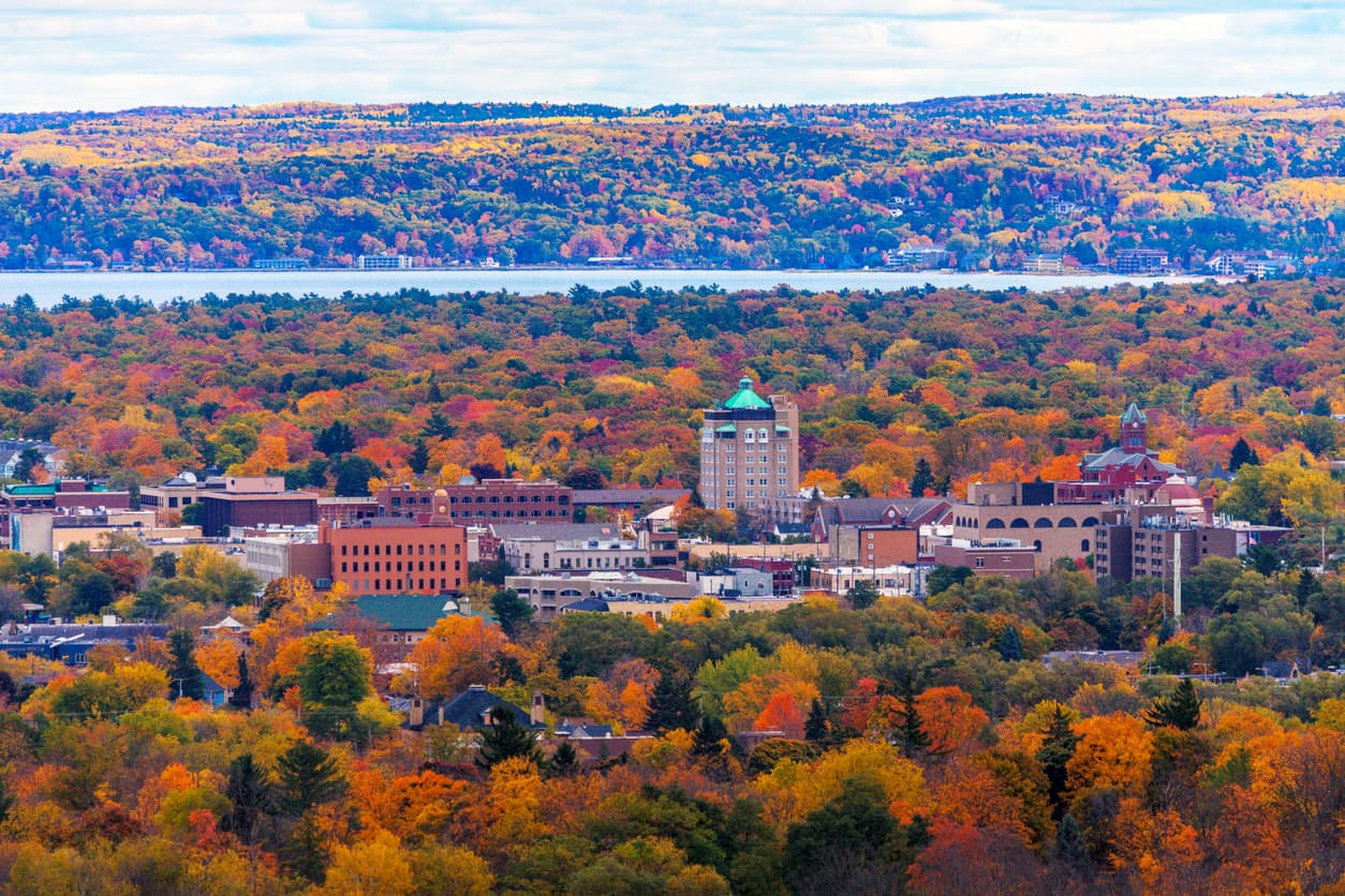 <h3 class="cms-H3-H3">11.- Michigan</h3>
<br>
<b>Salario Digno Anual:</b> $56,401
<br>
<br>El ingreso medio en Michigan es de $59,234. Los costos promedio de vivienda de solo $9,806 al año ayudan a los residentes de Michigan a alcanzar el salario digno.
<br>
