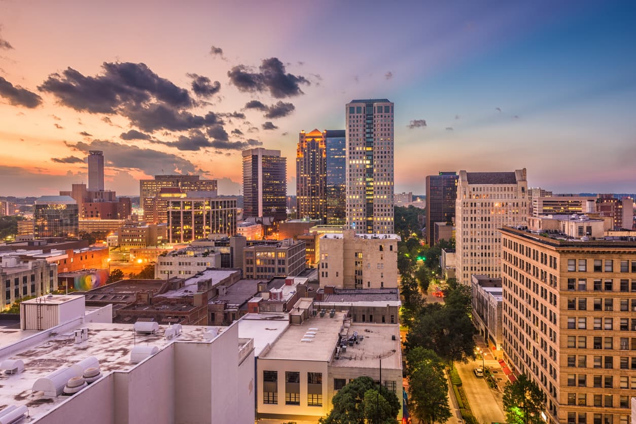 <h3 class="cms-H3-H3">14.- Birmingham, Alabama</h3>
<br> 
<br> 
<b>Costo promedio anual:</b> $924
<br>
<b> Tiempo promedio de traslado al trabajo: </b>27 minutos
<br>
<b> Horas perdidas en el tráfico al año:</b> 18
<br>
<br>El estudio encontró que la diferencia en los gastos de gasolina para los conductores que se desplazan al trabajo en las ciudades más grandes de EEUU varía hasta en $651 al año por conductor.