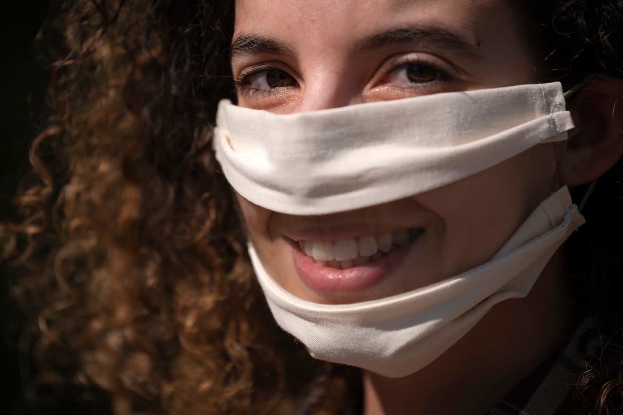 La diseñadora Anissa Mekrabech con la máscara protectora que creó para que las personas con discapacidad auditiva puedan leer los labios, en Toulouse, Francia. 14 de abril.
