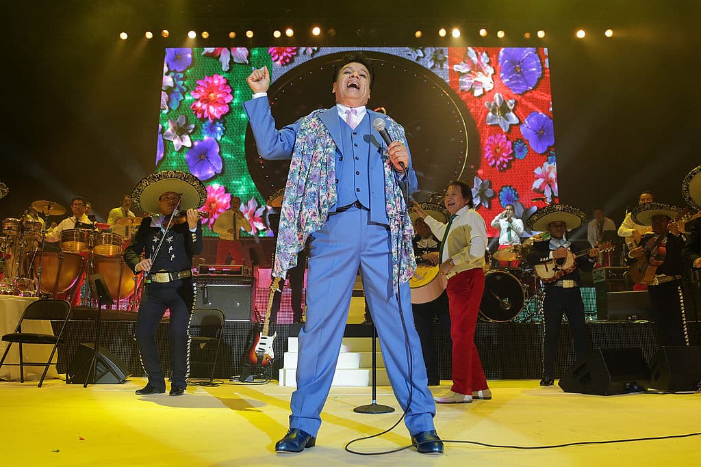 Incluso
<b> Juan Gabriel </b>tuvo que ser intervenido quirúrgicamente por múltiples fracturas en su muñeca y pasó varios días internado en una clínica de Houston.