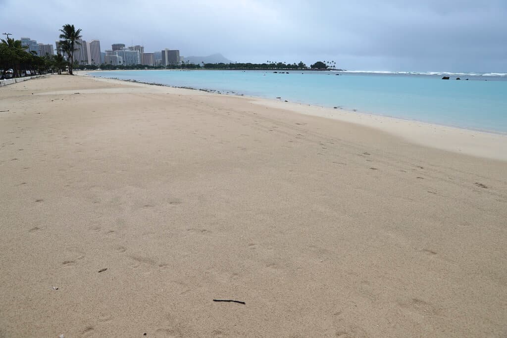 <b>Nene Cabin</b> fue la zona que recibió la mayor cantidad de lluvia, con 14.07 pulgadas en 48 horas hasta el lunes por la noche. Le sigue 
<b>Keaumo</b>, también en la Gran Isla, con acumulado de 13.64 pulgadas y 
<b>Kula</b> en Maui donde se registraron 12.95 pulgadas.