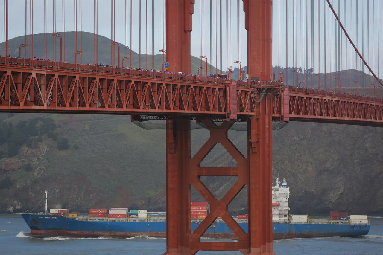 Miles de personas se reunieron en el Golden Gate Bridge en San Francisco este 20 de enero de 2017 para unir sus manos y mostrar unidad en respuesta a la juramentación de Donald Trump como el nuevo presidente de Estados Unidos.