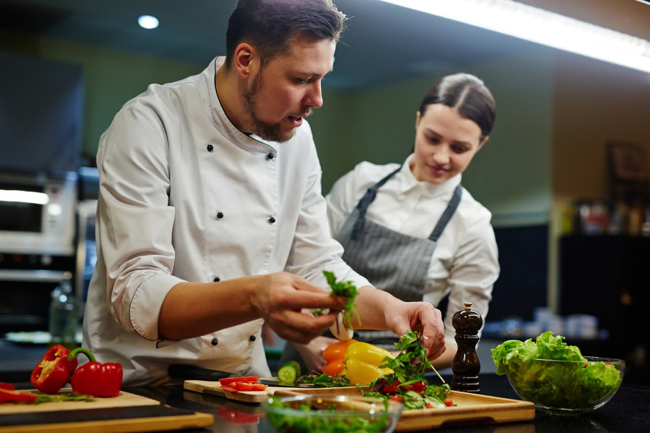 <b>Puesto 6. Trabajadores de preparación de alimentos (empate).</b>
<br>
<br>Salario anual promedio: 26,520 dólares.
<br>
<br>Número total de trabajadores en 2020: 355,000.
<br>
<br>Proyección del cambio en la cantidad de personas en este empleo de 2019 a 2029: -1.1%.
<br>
<br>Empleados en este oficio con licenciatura universitaria: 8.5%.
<br>
<br>Los trabajadores de la preparación de alimentos cortan, lavan y preparan cualquier ingrediente que requieran los cocineros. Sin embargo, tienden a ganar prácticamente lo mismo.
<br>
