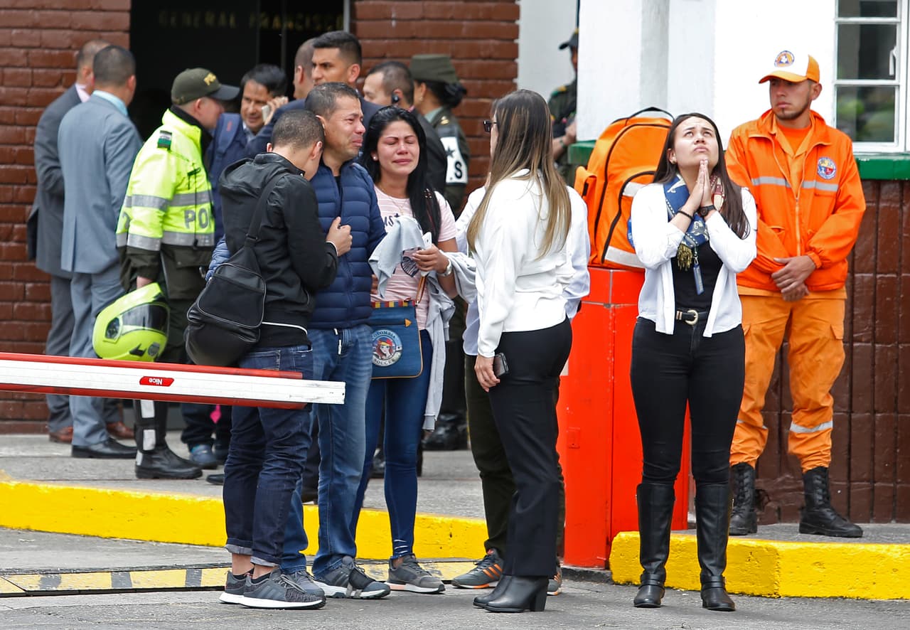 Familiares de los cadetes se apostaron a las puertas de la escuela a la espera de noticias sobre los muertos y heridos en el lugar.