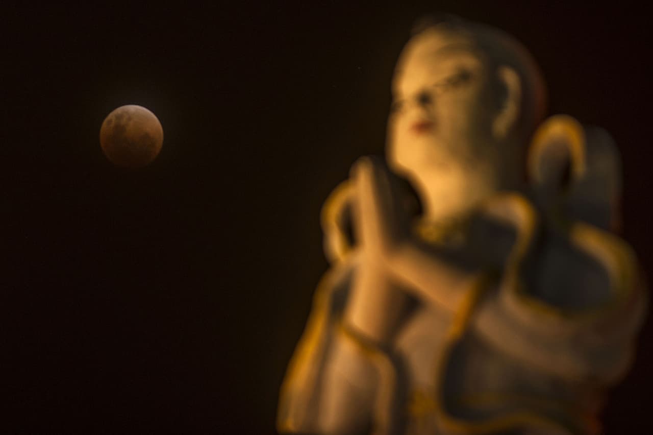 El eclipse también se observó en Surabaya, Indonesia.