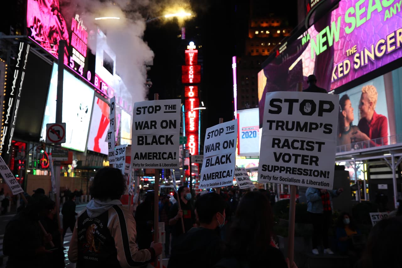 Los incidentes se suman a la incertidumbre generada por escaso número de colegios electorales que separan al democrata Joe Biden de los 270 para llegar a la Casa Blanca y los esfuerzos legales de la campaña de Trump alegando fraude.