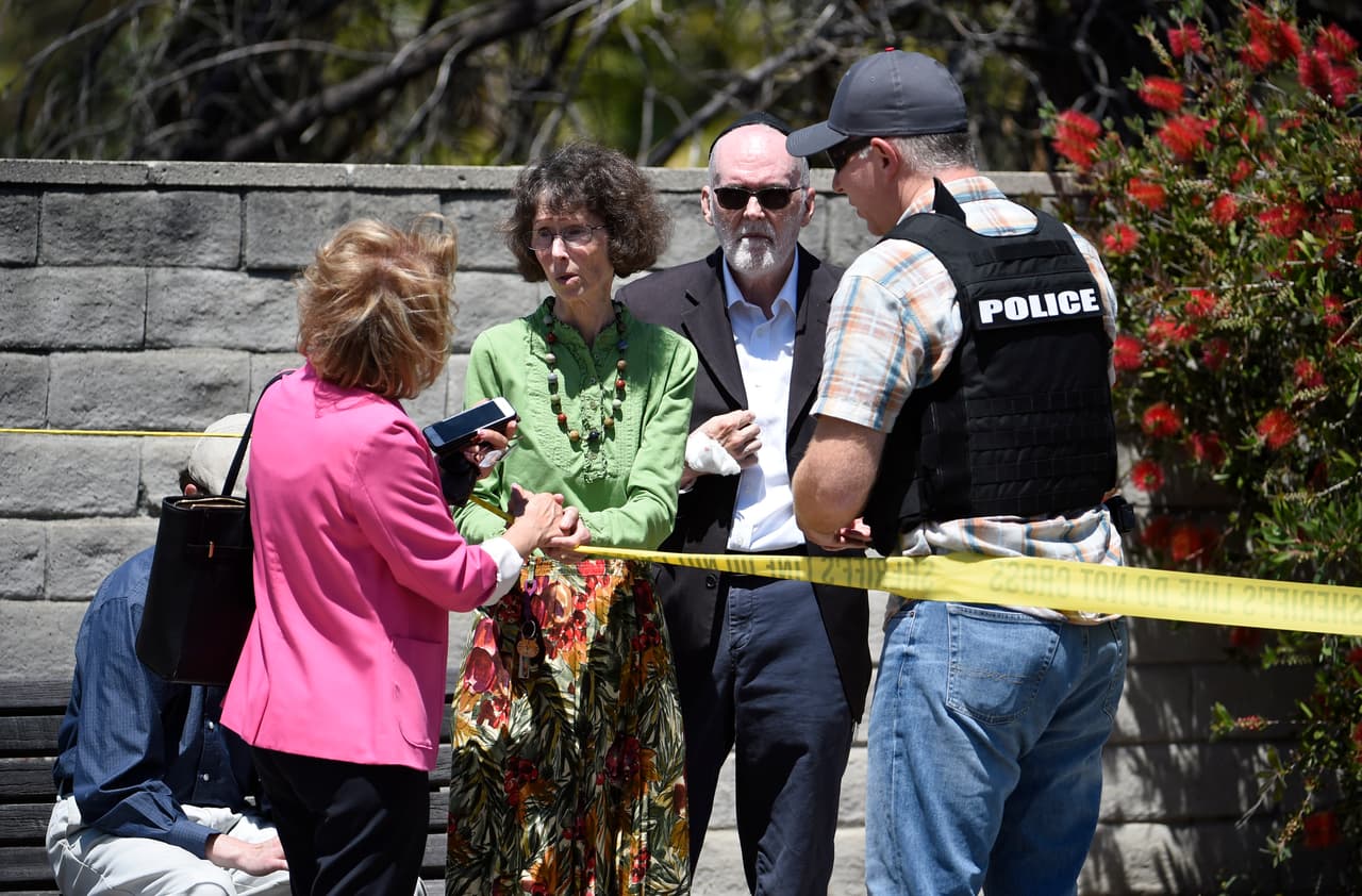 Otro testigo dijo a un medio local que el rabino trató de calmar al pistolero y a los miembros de la congregación incluso después de que el rabino fue herido.
<br> (AP Photo/Denis Poroy)