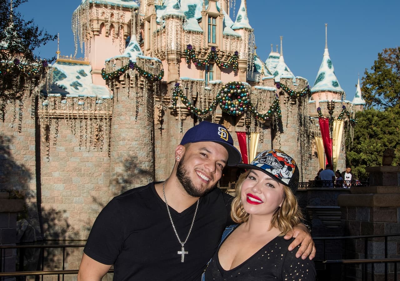 Otra de las cantantes de regional que gusta mucho de visitar al llamado 'Mágico mundo', es Chiquis Rivera; quien recién acudió al lugar acompañada de su novio Lorenzo Méndez, vocalista de La Original Banda El Limón.