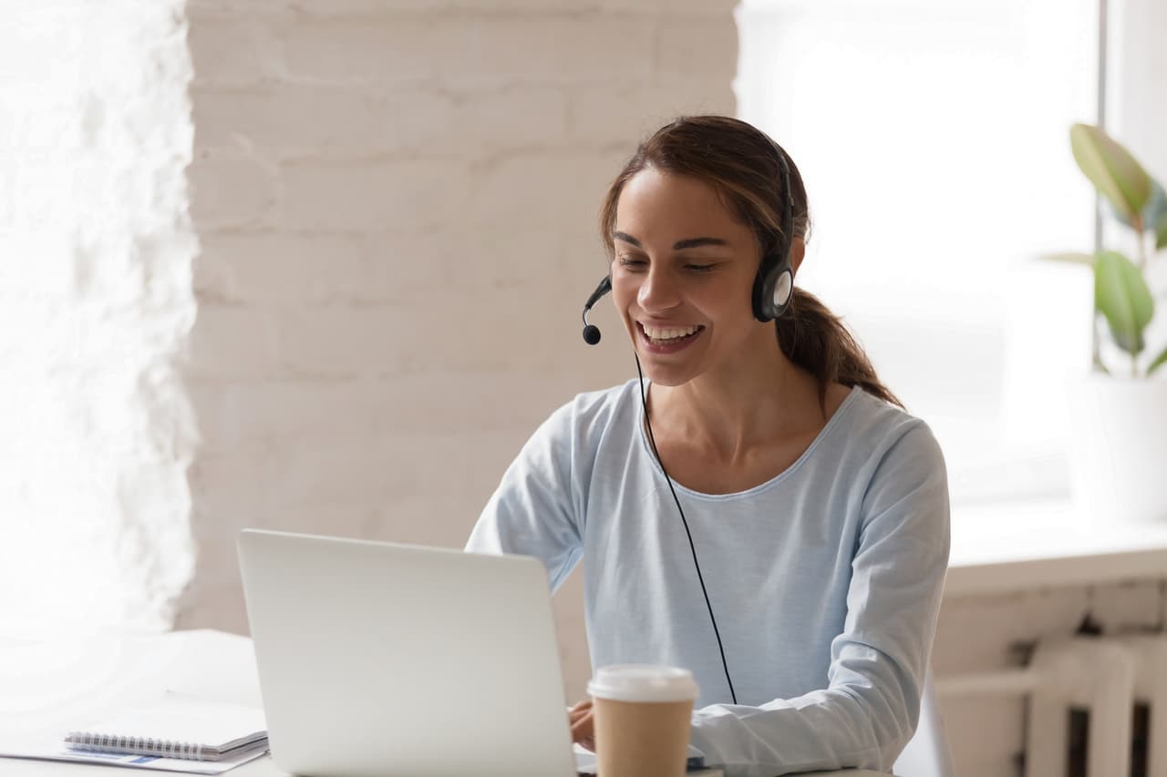 <h3 class="cms-H3-H3">11. Trabaje como asistente virtual</h3>
<br>
<br>La labor de un asistente virtual –quien puede laborar para una persona o una empresa– incluye desempeñar tareas como atender llamadas de clientes, hacer citas, ayudar a preparar viajes o planear eventos o incluso manejar sus redes sociales. De acuerdo con GoBankingRates.com, un asistente virtual puede ganar hasta $15.79 la hora. 
<br>