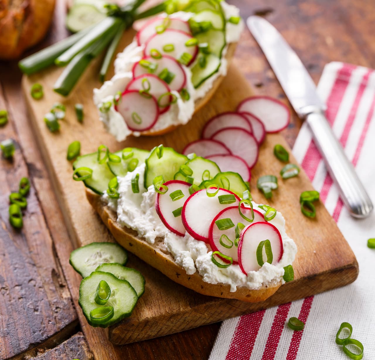 <b>Sándwich de queso ricotta</b>: si prefieres correr a la esquina de los vegetales. Acompaña este sándwich (montado con un pan de nueces o un pan negro) con rábanos, pepino y un poco de cebollín picado.