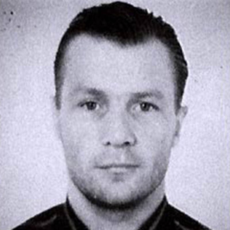 <b>La burla del asesino de la mafia rusa.</b> Alexander Solonik trabajaba como asesino a sueldo. Nacido en 1960, mató a altos funcionarios de la OTAN para la URSS durante la Guerra Fría. Fue encarcelado dos años antes de escapar a través del sistema de ventilación de la instalación en abril de 1990. En 1995 fue arrestado y llevado de nuevo al centro de detención de Matrosskaya Tishina en Moscú. La mafia lo sacó de ese lugar usando una cuerda, equipo de escalada y pistolas para que escalara los muros de la prisión y escapara en un BMW que lo esperaba. Fue trasladado a Grecia donde dos años más tarde la misma mafia lo traicionaría y lo mataría.