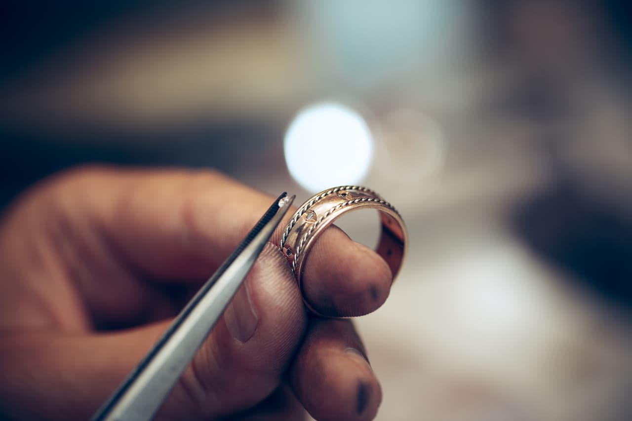 <b>Piedras preciosas y materiales de joyas.</b> Los diamantes o los productos con plata y oro también aumentarán el precio.