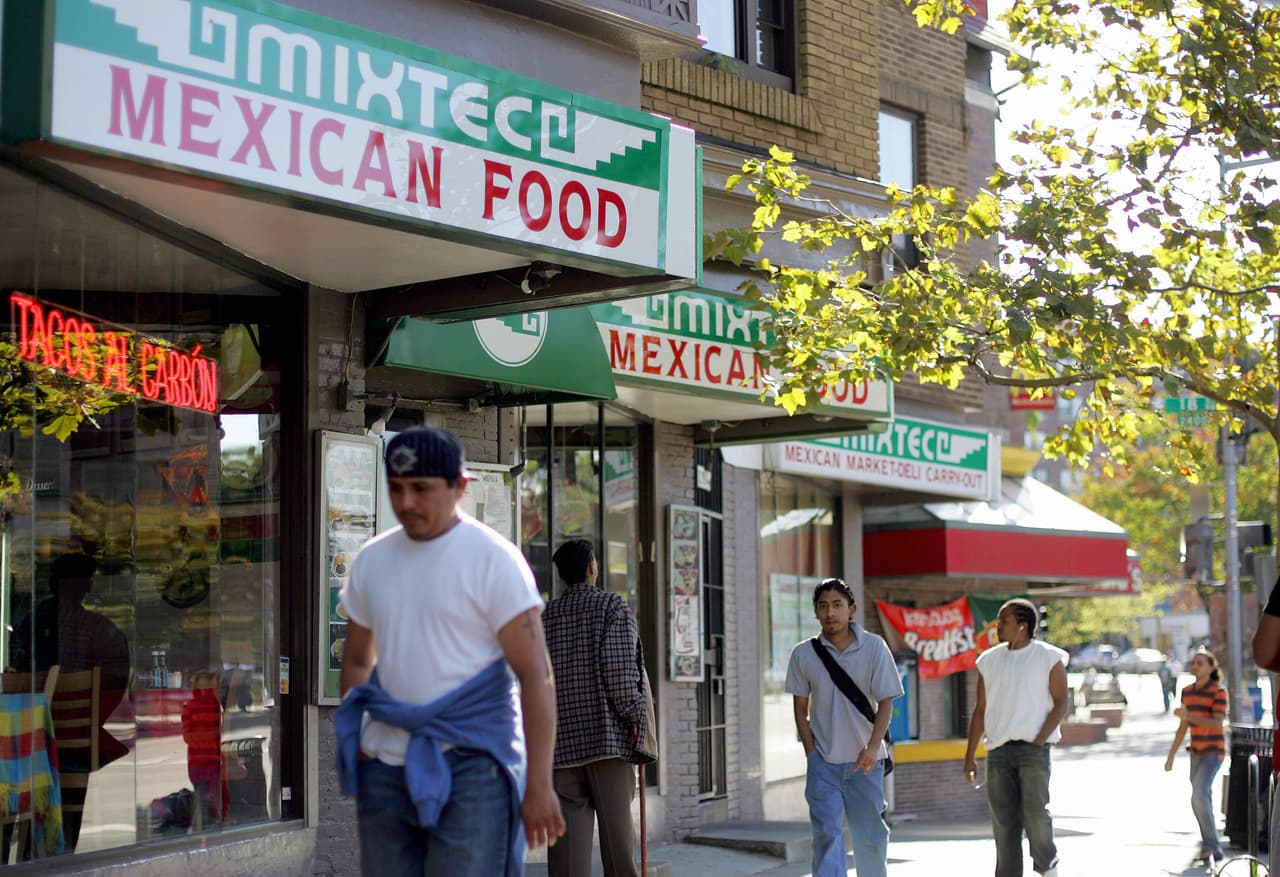 Mientras todo EEUU deja de comprar casas, los hispanos llegan a un récord de propietarios
