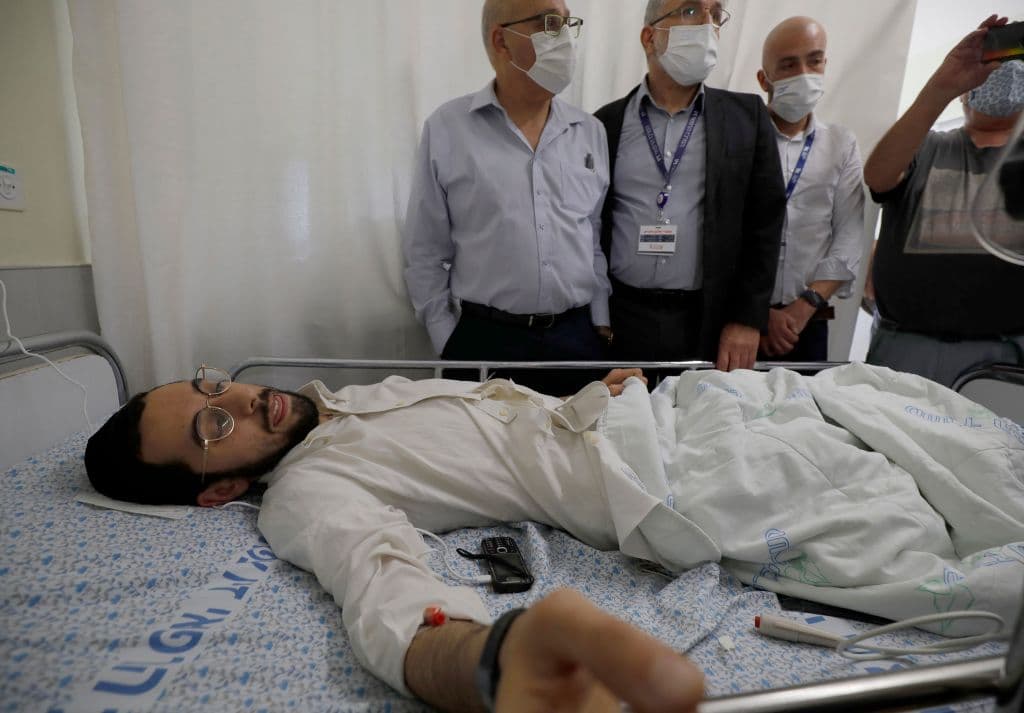 Uno de los heridos en el accidente recibe la visita del ministro israelí de Salud en el hospital Ziv.