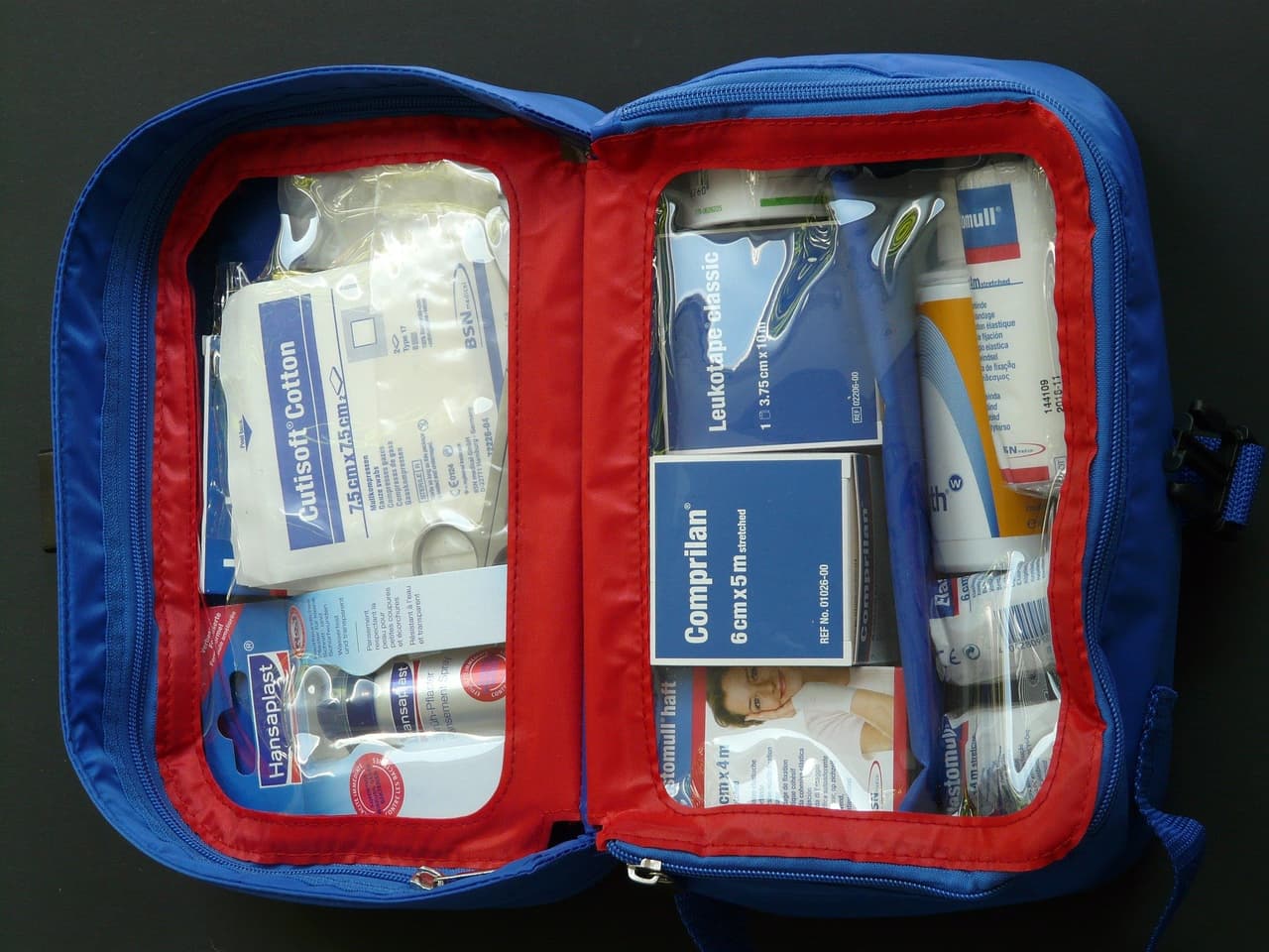 Para estar preparado para cualquier tipo de emergencia, la Cruz Roja Americana recomienda mantener un botiquín de primeros auxilios en el hogar para tratar lesiones comunes, que incluyen cortes, raspones, hinchazón, esguinces, distensiones y más.
<br>
<br>Este kit debe incluir cosas como paquetes de ungüentos antibióticos, gasas, vendas, termómetros, tijeras, pinzas y una manta de emergencia.