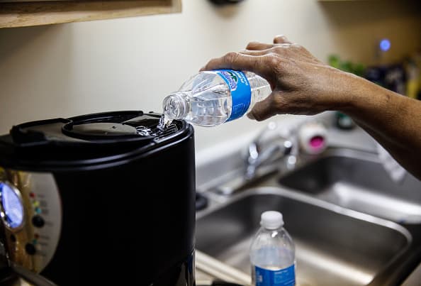 <b>AGUA EMBOTELLADA. </b>Medio litro de agua depende de 3 litros más su producción. Irónico, ¿no?.
<br>
