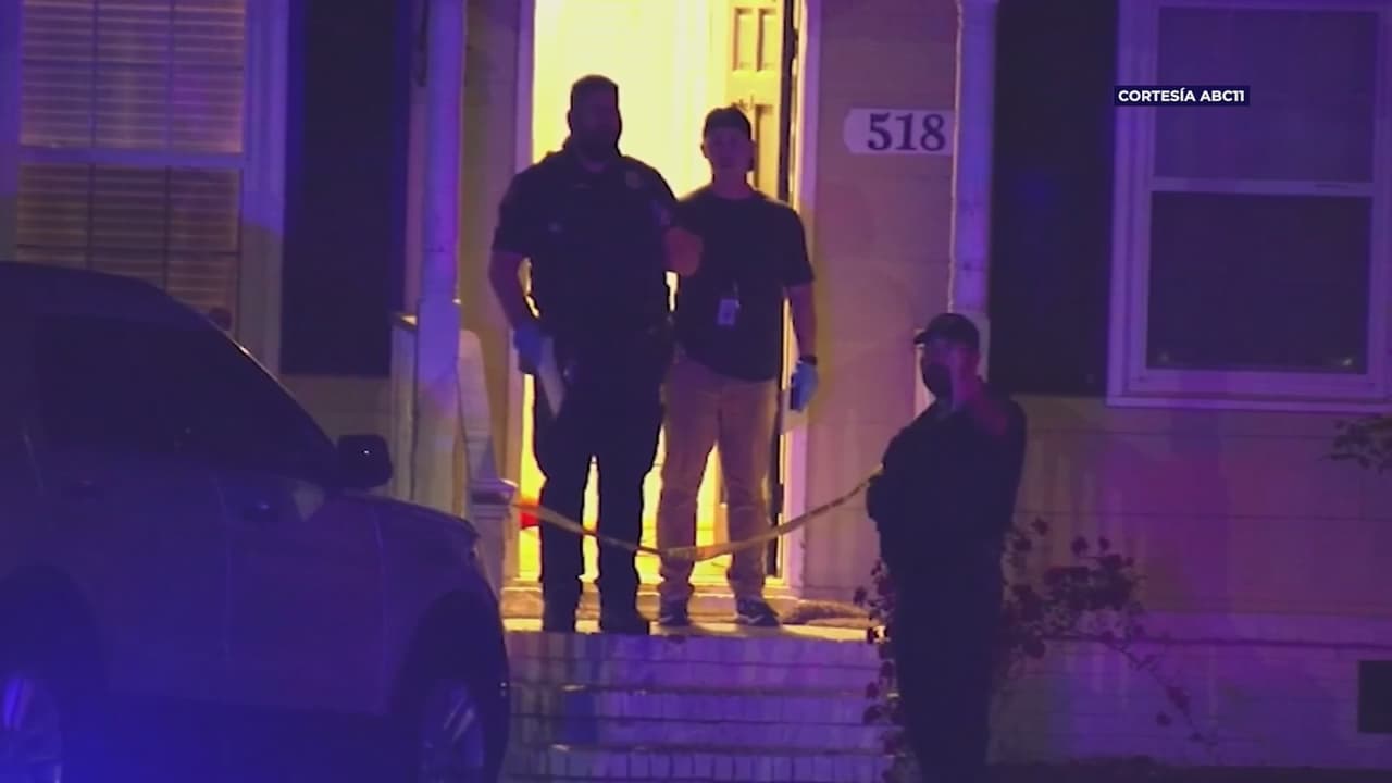 <h2 class="cms-H2-H2"><b>Primera llamada a la policía </b></h2>
<br>
<br>📌 La policía de la ciudad de Garner llegó a la casa de esta familia, en Buck Branch Drive, tras recibir una llamada a eso de las 10:53 de la noche.
<br>
<br>📌 Los agentes fueron informados de que los sospechosos habían huido en un Nissan Altima negro. 
<br>
<br>📌 Residentes del área estaban muy sorprendidos del incidente, pues declararon que es un vecindario de "clase trabajadora" y "tranquilo".