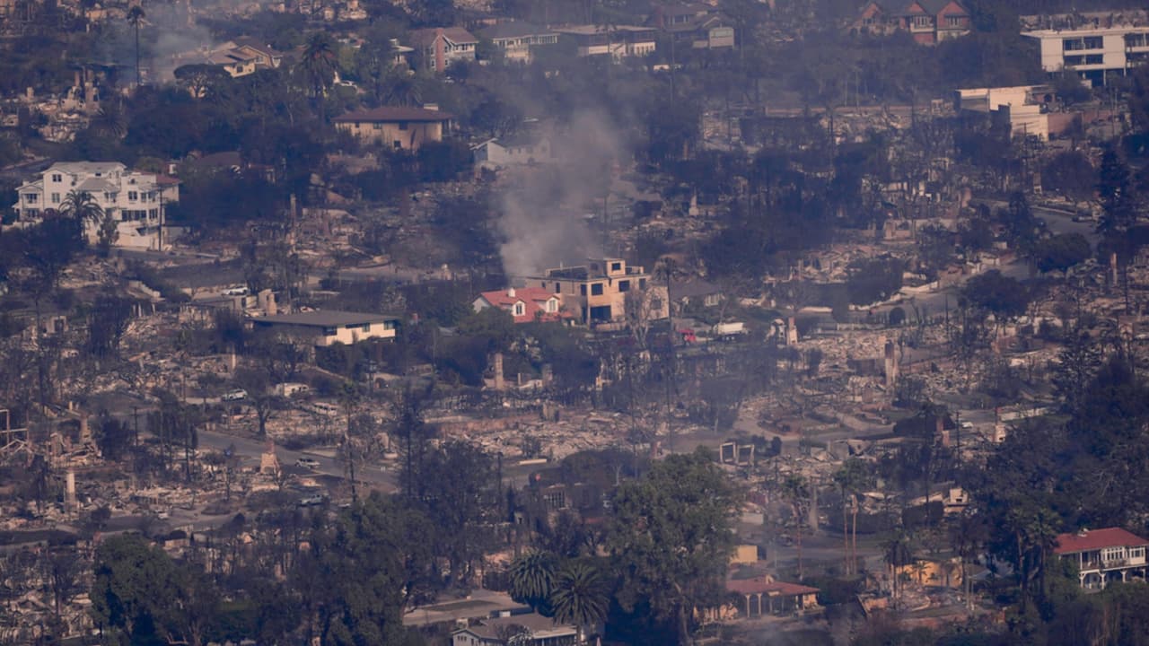En medio de la emergencia por los incendios forestales que están dejando devastación al sur de California, los vientos de Santa Ana se vuelven a intensificar. Según previsiones, esta situación seguirá de forma continua hasta este viernes a las 11:00 de la mañana. Te contamos qué debes tener en cuenta.