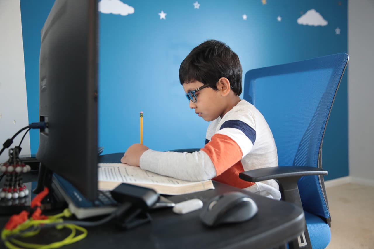 5. Prepara una 
<b>lista de tareas para favorecer la concentración</b>. En este caso el diálogo con tu hijo es primordial. En un momento en el que puedas hablar con tu hijo proponle escribir una lista de tareas que le pueda ayudar a mantenerse enfocado durante las clases.