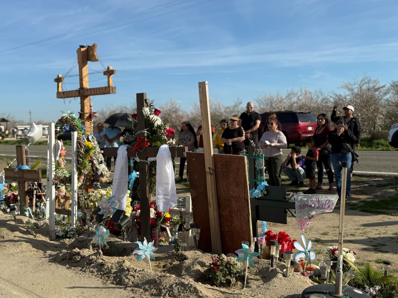 Un año después de un accidente mortal en Madera, California, familiares y amigos realizaron una vigilia para honrar a siete trabajadores agrícolas que perdieron la vida. Los trabajadores, originarios de Jalisco, Michoacán y Guerrero, fallecieron el 23 de febrero de 2024 mientras viajaban en caravana hacia su trabajo.