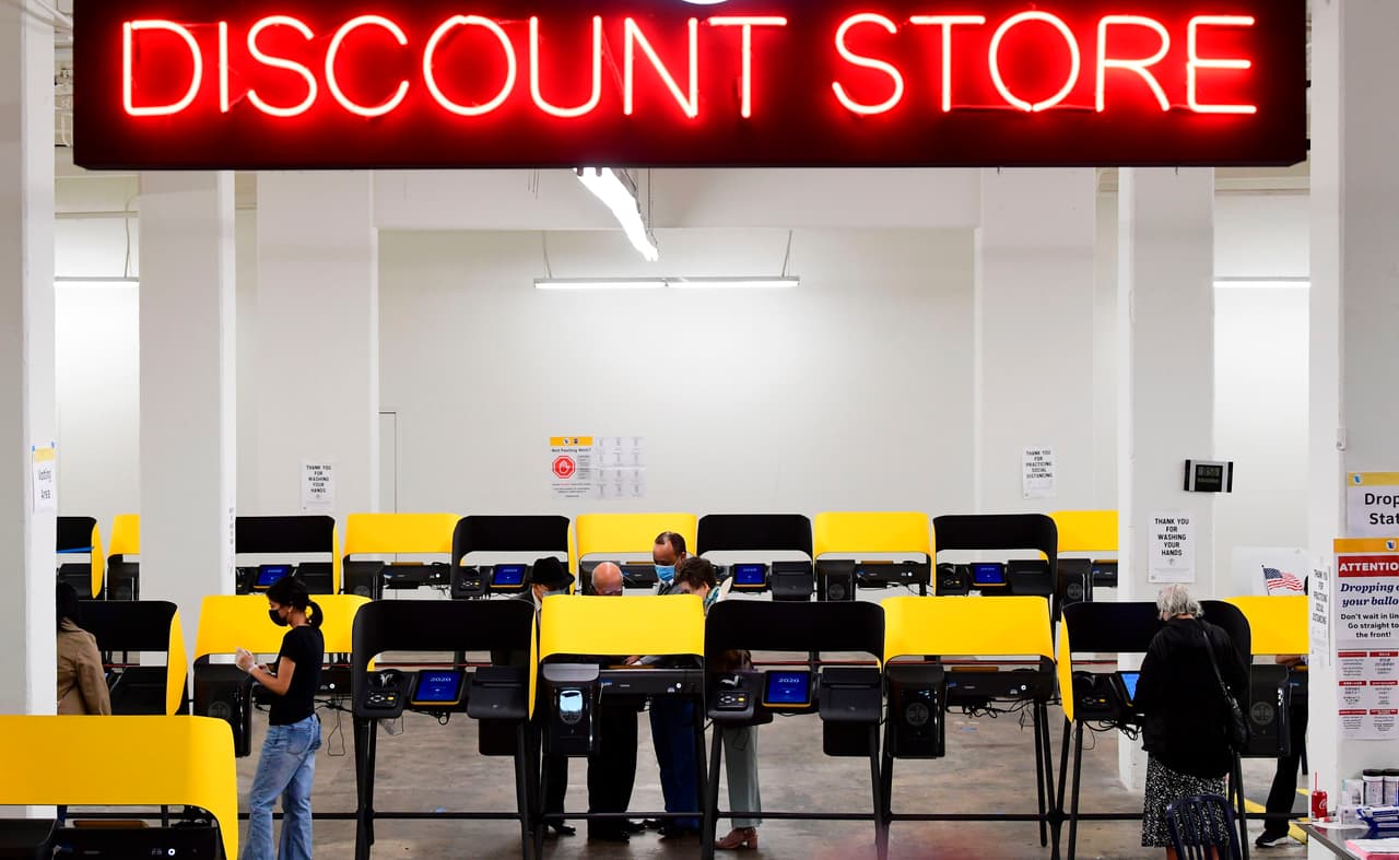 Un grupo de personas acude a una tienda de descuentos, convertida en centro de votación, en Los Ángeles, California.