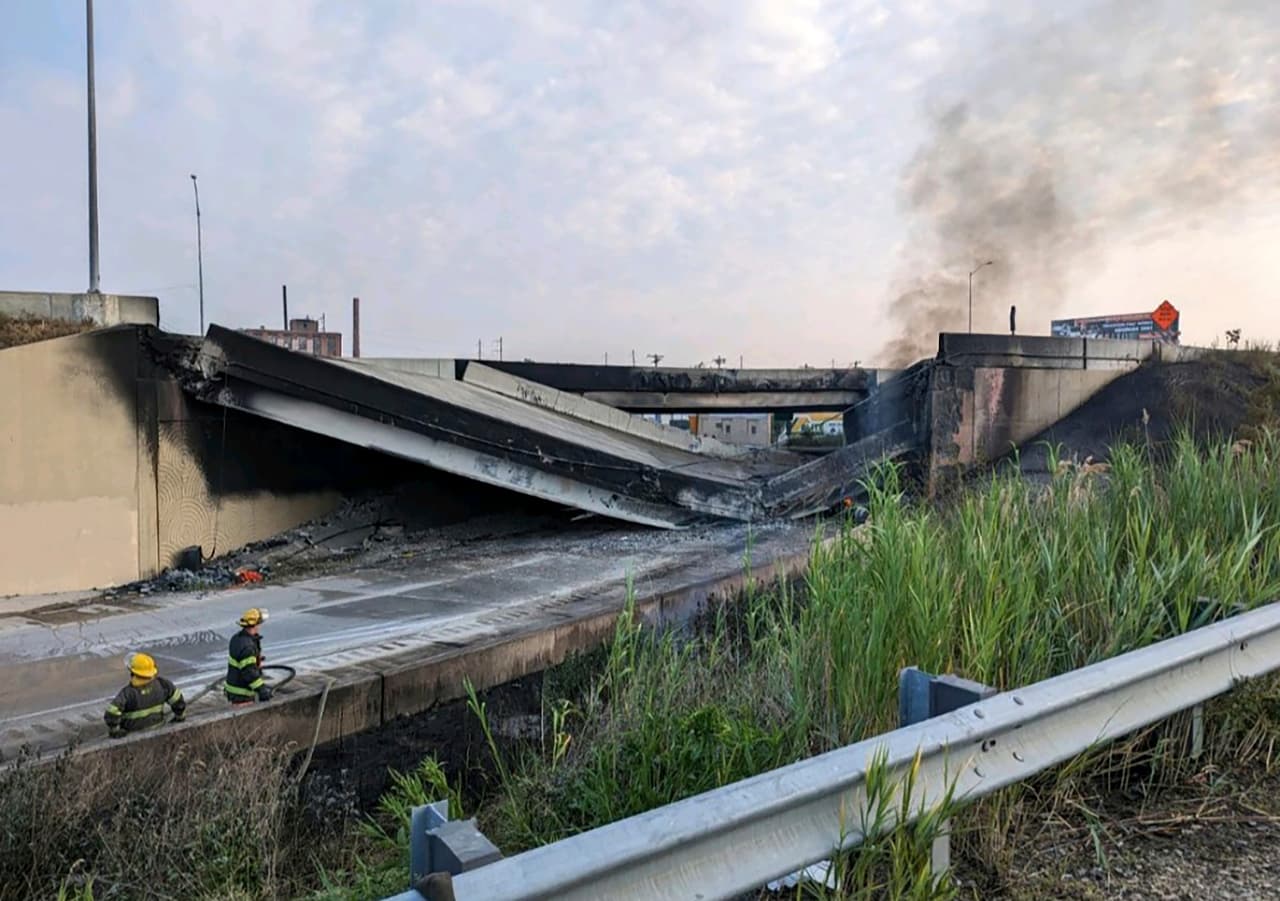 Una parte de la Interestatal 95 colapsó este domingo en Filadelfia luego del incendio de un camión.