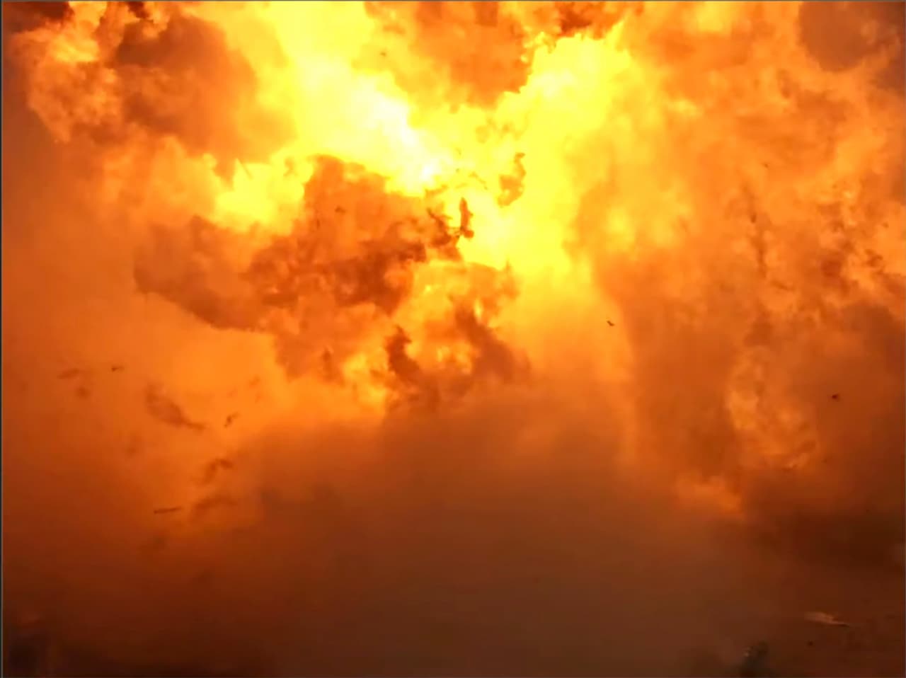Prototipo de cohete gigante de SpaceX, Starship, despega con éxito, vuela más de seis minutos y explota al aterrizar
