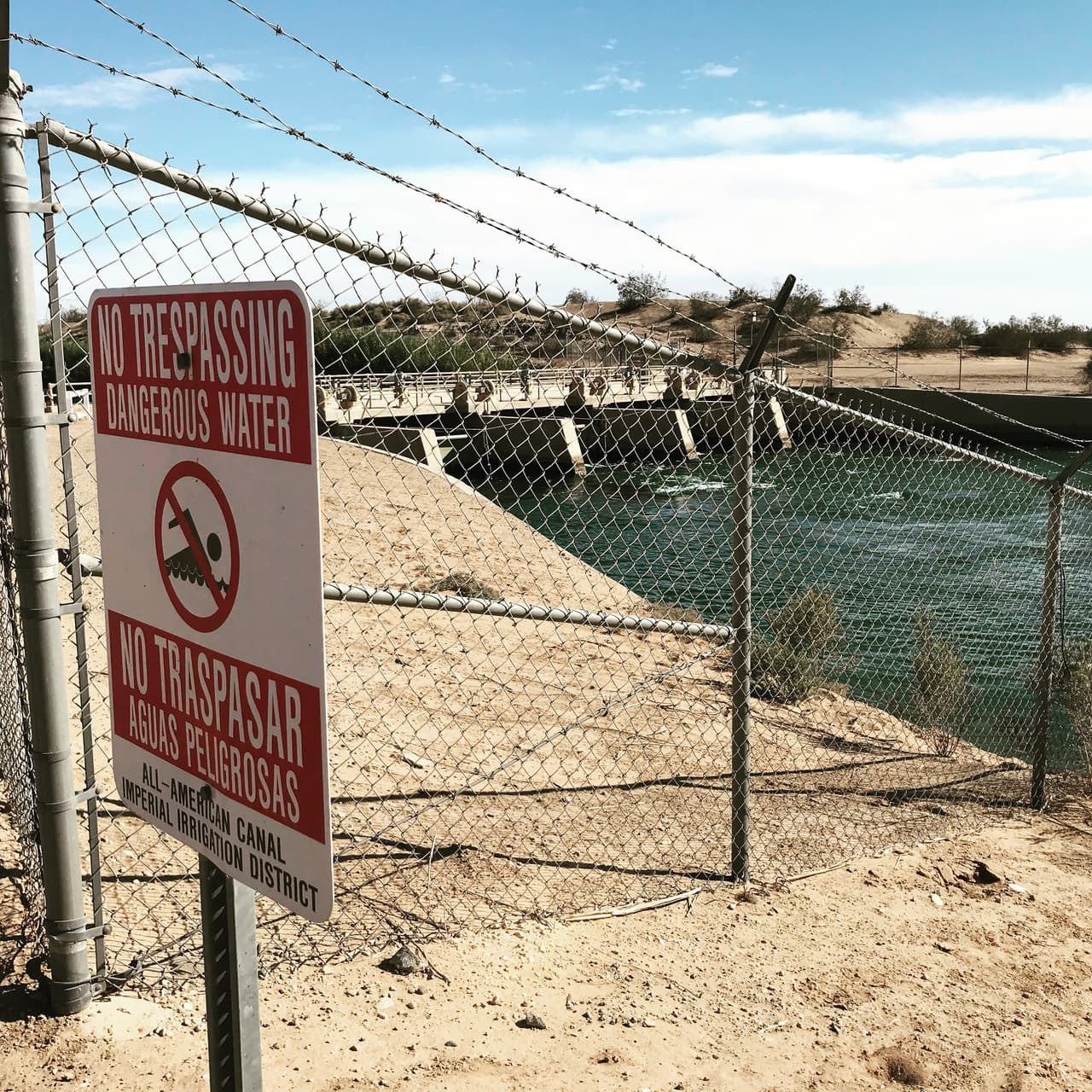 Las dos jóvenes de 27 años se encontraron constantemten con este tipo de avisos que restringían el paso. Buena porción de la tierra que es aledaña a la frontera es privada. Ellas tuvieron que hacer un arduo trabajo de planificación para poder conseguir permisos para entrar por todos los lugares que necesitaban para terminar su recorrido.