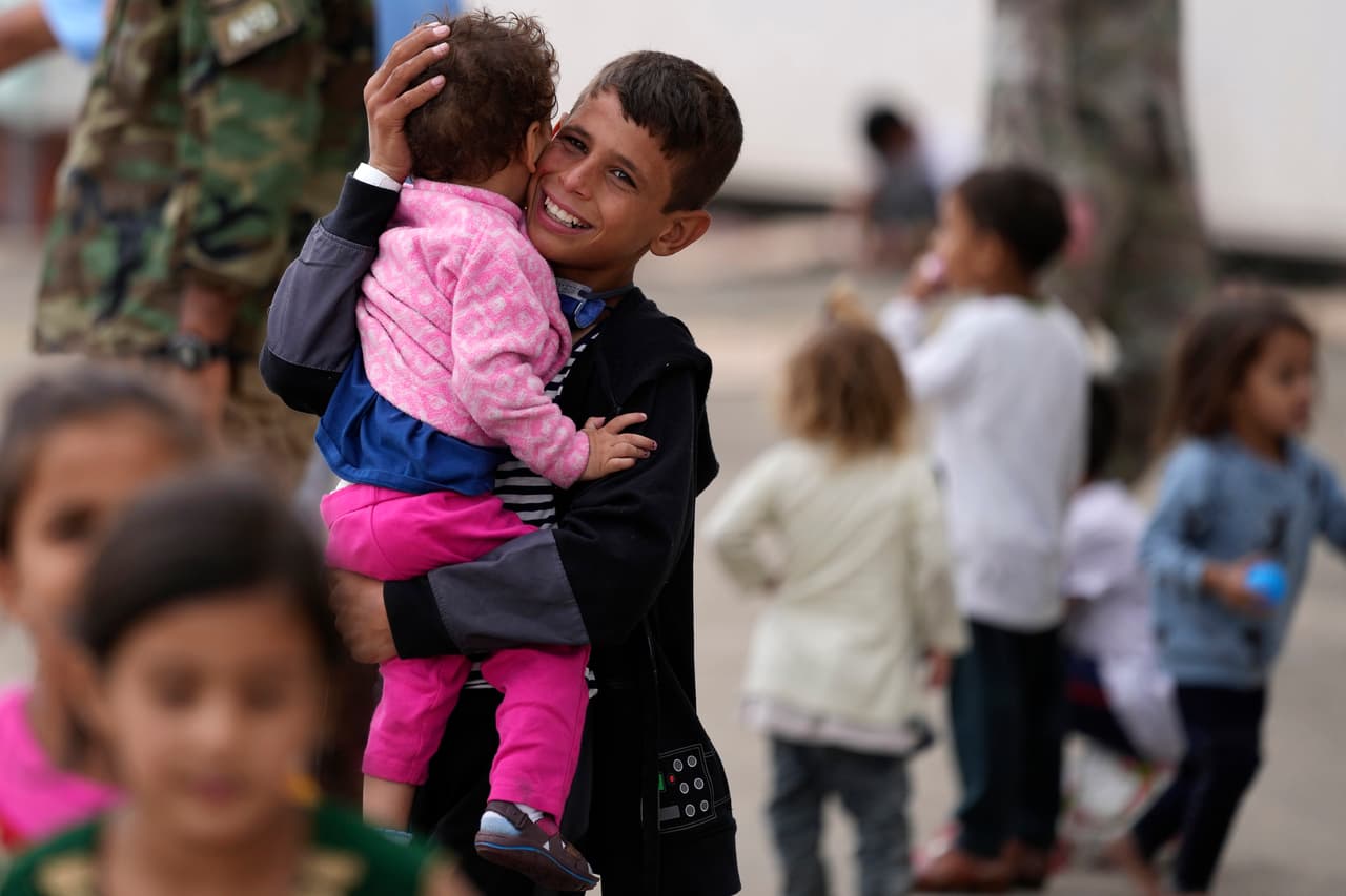 Varios niños evacuados de Afganistán en la base aérea Ramstein de Alemania. Este país dijo que aceptará a algunos afganos, pero no ha especificado números. La canciller Angela Merkel, quien enfrentó duras críticas por su política de puertas abiertas hacia los migrantes en 2015, ha dicho que su gobierno se centró en asegurarse de que los refugiados "
<a href="https://www.reuters.com/world/merkel-warns-crisis-if-afghans-fleeing-taliban-not-supported-2021-08-16/"><u>tengan una estancia segura en los países vecinos de Afganistán</u></a>".
