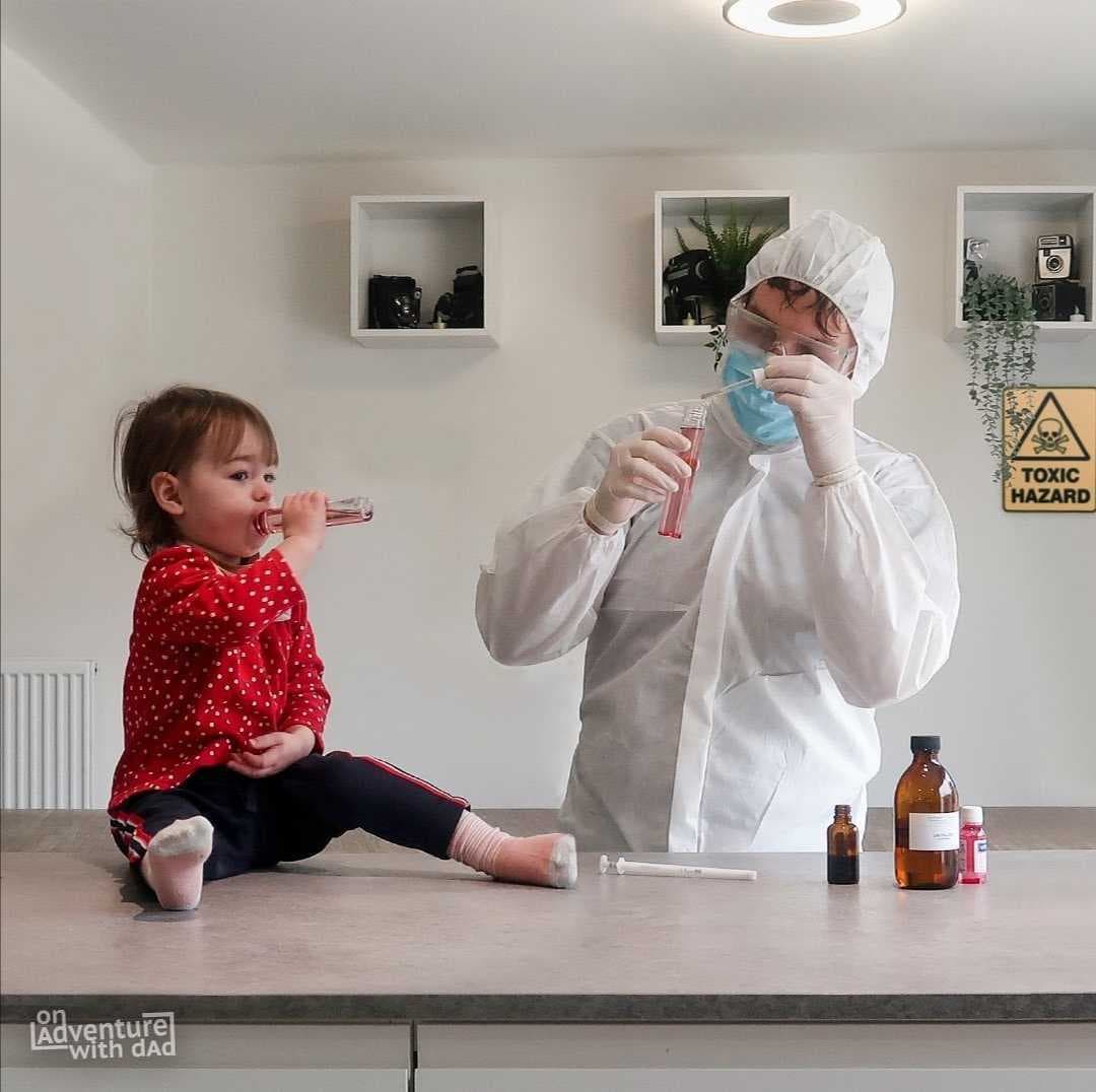 En lugar de enviarle fotos convencionales mientras cuida a sus hijos, Deuss le enviaba estas fotos intervenidas. Hizo luego su 
<a href="https://www.onadventurewithdad.com/" target="_blank">página</a> a modo de broma y fue colgando fotomontajes que muestran a los pequeños en situaciones peligrosas.
