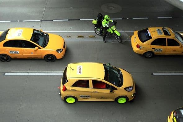 Docenas de taxistas protestaron el 29 de julio de 2015, exigiendo la salida de la aplicación tecnológica Uber en Cali, en Colombia.