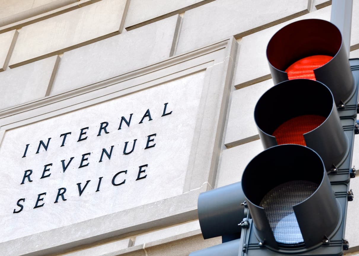 <b>Ojo a las estafas conocidas en inglés como 'phising' |</b> Lucen como comunicaciones legítimas, pero el IRS alerta sobre este tipo de estafa en la que las personas usualmente reciben un correo electrónico, un mensaje de texto o por sus redes sociales con un link que puede infectar tus aparatos o bajar programas a ellos.
<br>
<br>"Estos ataques tienden a aumentar en la temporada de impuestos y siguen siendo la mayor causa de robo de identidad a través de todo el año", dijo el IRS.