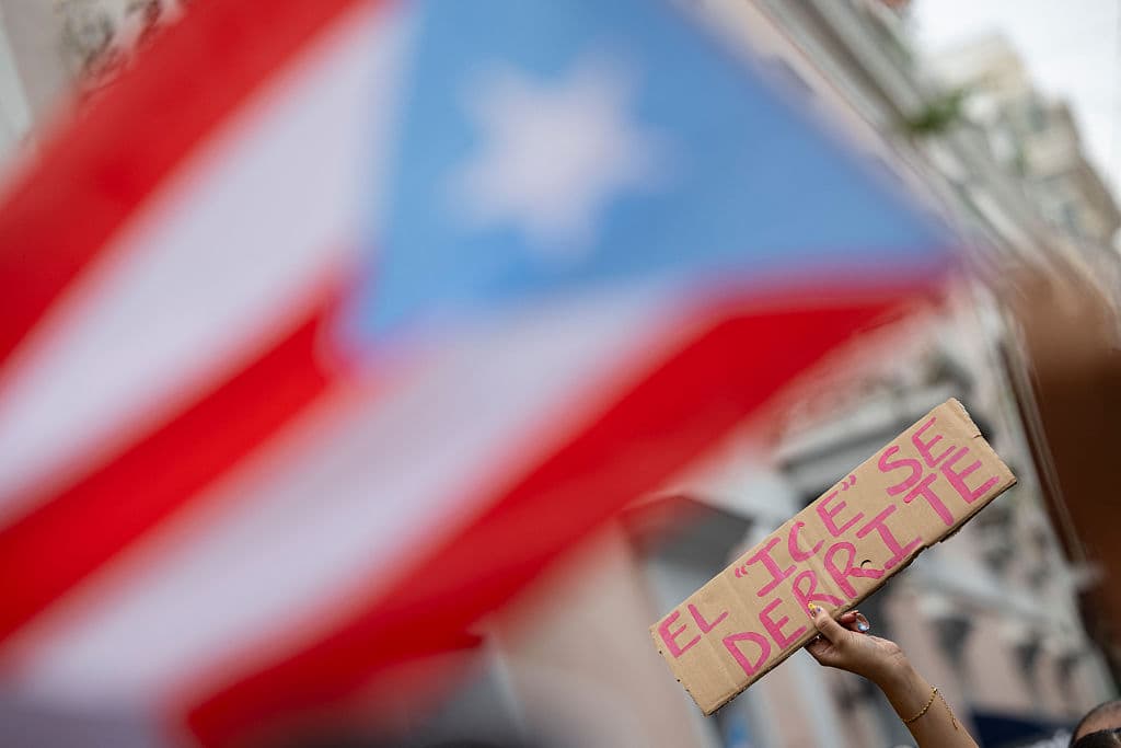 <b>Los manifestantes portaron banderas puertorriqueñas, dominicanas y palestinas</b>, en un gesto de solidaridad regional e internacional.