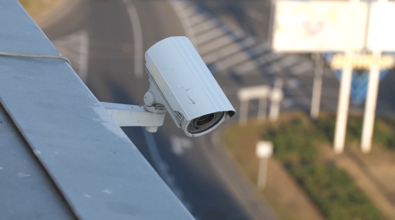 Instale cámaras de seguridad para capturar a los sospechosos en video.