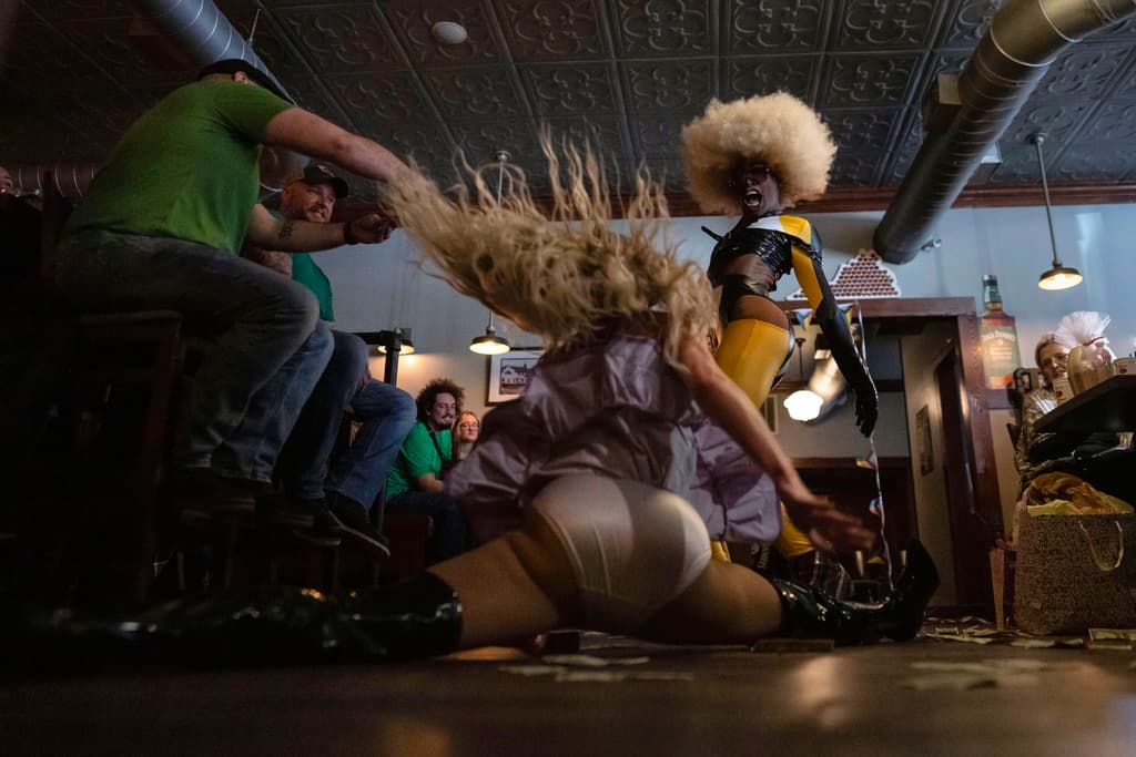 Javon Love durante una presentación con Baby Angel, quien hace un split, en el espectáculo "Mimosas & Heels Drag Brunch" en Public House, en Norfolk, Virginia. El espectáculo era ofrecido por Harpy Daniels y Javon Love.