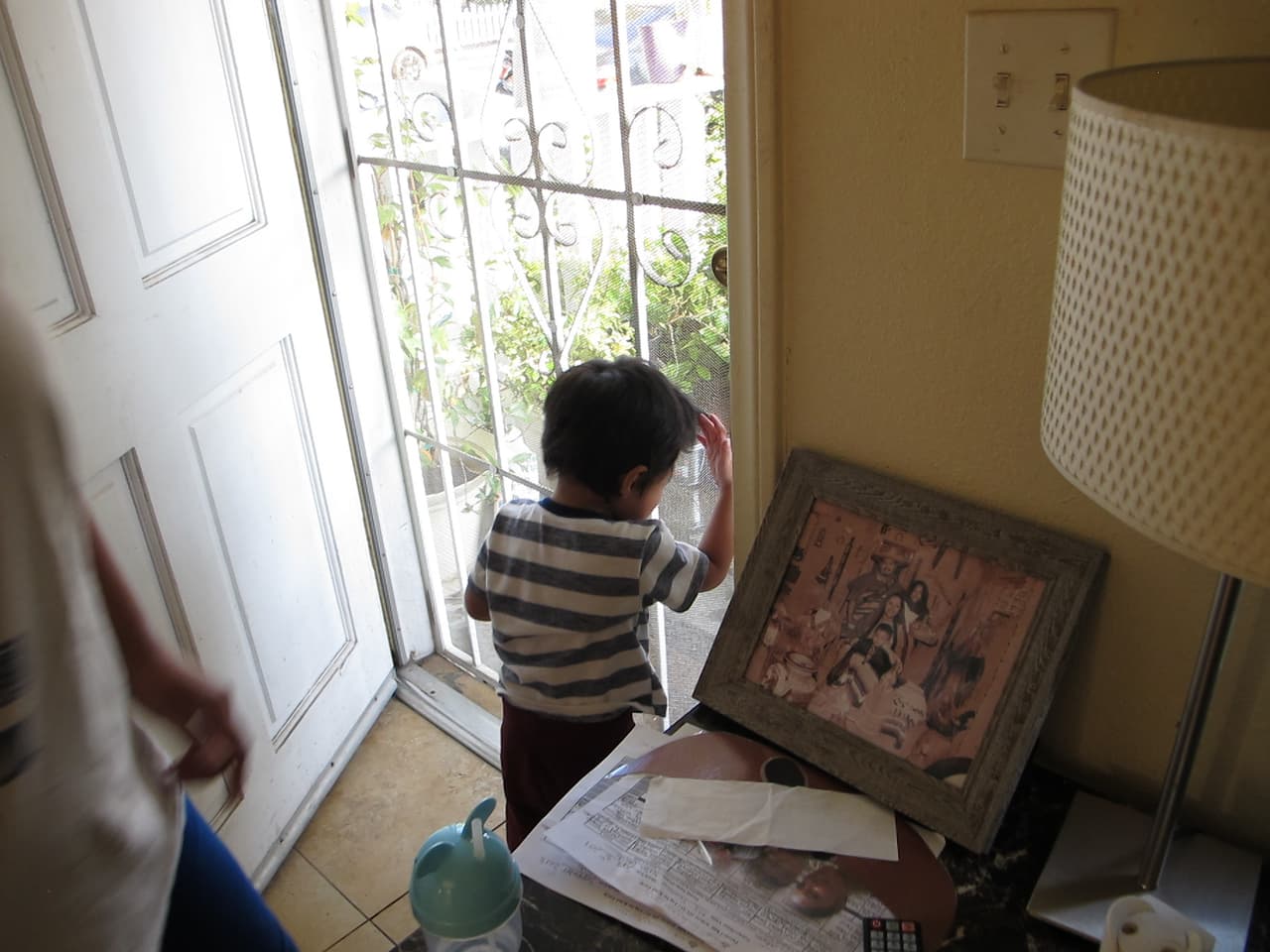 Rubén, el hijo de dos años de Nalleli Garrido, llora luego de que su madre le dijera que no podía jugar afuera en la tierra del patio de su casa en Logan Barrio, Santa Ana, en 2018.