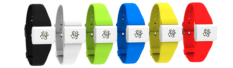 Estas pulseras de silicona vienen con un dispositivo que emite frecuencias de sonido y repele a los mosquitos. No contienen químicos y son creación de una empresa española llamada Radarcan que las distribuye a otros países.