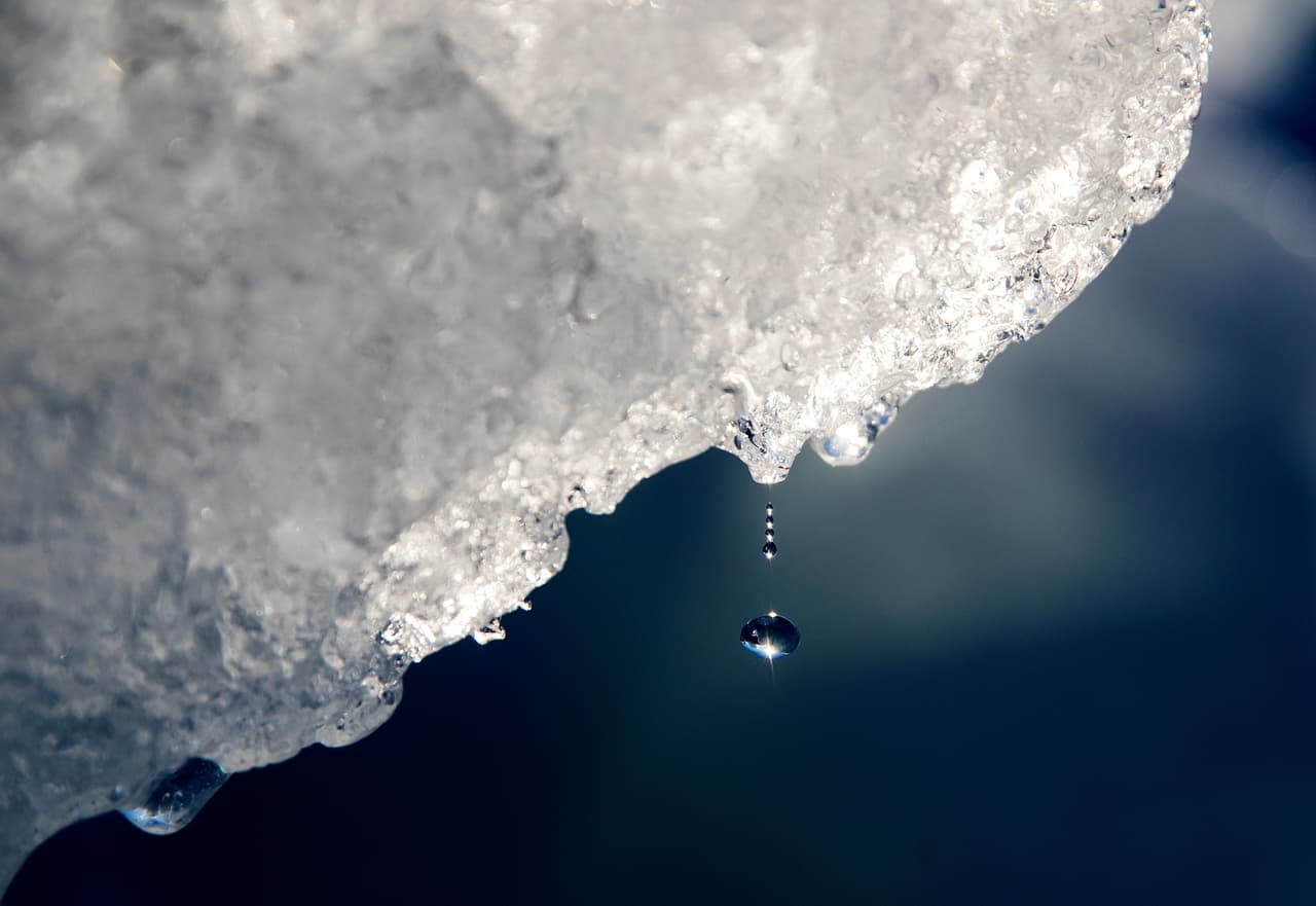 Una gota de agua cae de un iceberg que se derrite cerca de Nuuk, en el suroeste de Groenlandia, en 2017.
<br>
<br>Según el estudio, el nivel del mar podría subir casi un pie más para fines de siglo. 
<br>
<br>La capa de hielo de Groenlandia tiene más de 656,000 millas cuadradas de tamaño y si se derritiera por completo el nivel del mar global aumentaría unos 20 pies (unos seis metros).
<br>
<br>
<a href="https://www.univision.com/noticias/medio-ambiente/fotografias-interactivas-como-desaparecen-los-glaciares-de-los-alpes-por-el-cambio-climatico"><u>Vea aquí la desaparición de los glaciares de los Alpes por el cambio climático</u></a>
<br>