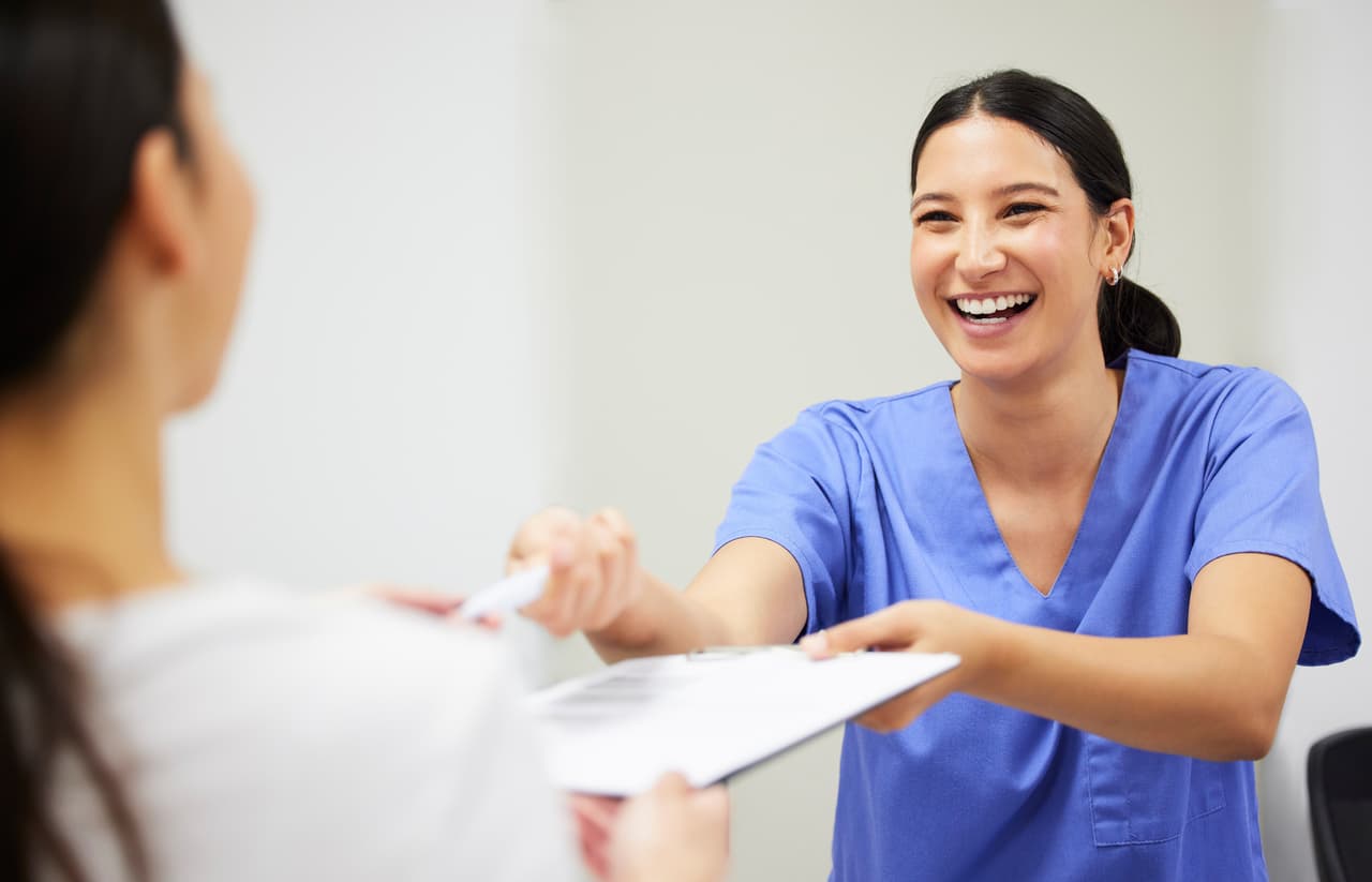 <h2 class="cms-H2-H2">11. Asistente médico</h2>
<br>
<br>➡️
<b> Expectativa de crecimiento en la demanda: </b>31%
<br>
<br>➡️ 
<b>Salario promedio:</b> $112,200 por año.
<br>
<br>Un asistente médico es una persona capacitada para atender varios campos de salud, como la medicina familiar o los primeros auxilios, y ofrece su propio curso, a diferencia de la carrera médica. La mayoría de las personas que tienen este oficio tienen un grado de licenciatura cuando inician los programas de capacitación para este trabajo, que pueden durar de dos a cuatro años.
<br>