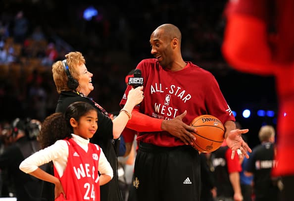 Kobe Bryant junto a su hija Gianna Bryant durante 
<a href="https://www.univision.com/shows/republica-deportiva/un-poco-de-historia-el-juego-de-estrellas-de-la-nba-video">el juego de las estrellas</a> de la NBA de 2016 en Toronto, Canadá.