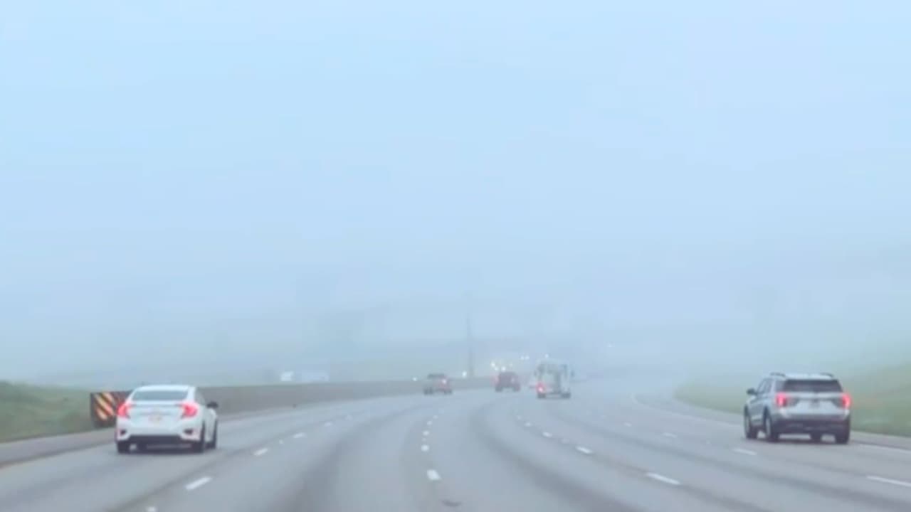 Este fenómeno atmosférico, 
<b>desencadenado por la condensación del vapor de agua presente en el aire</b>, no solo llamó la atención de los transeúntes, sino que también 
<b>desató una ola de precaución entre los conductores en las principales autopistas de la región</b>.