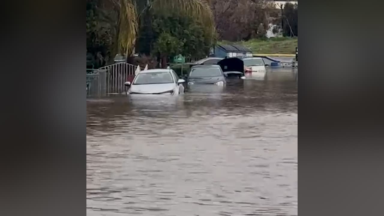 El 10 de marzo, distintas regiones del Valle Central sufrían inundaciones. Entre los condados más afectados estaba Tulare, por comunidades como Woodlake, Dinuba, Porterville y Exenter que terminaron inundadas y con varias órdenes de evacución, incluso al momento aún hay carreteras en la región que permanecen cerradas. Así lucían estas zonas.