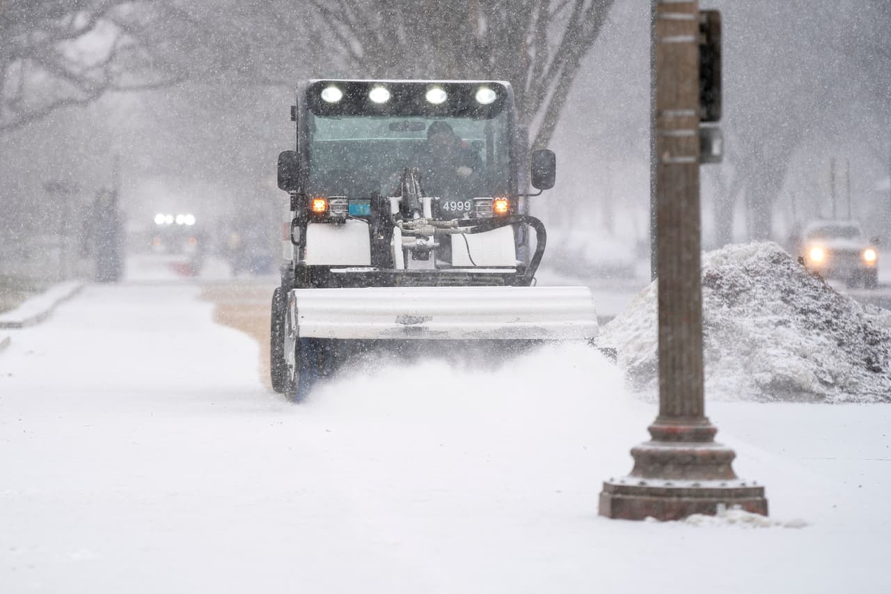 Millones de personas fueron afectadas 
<a href="https://www.univision.com/noticias/meteorologia/tormenta-invernal-carolina-florida-nieve-hielo-carolinas" target="_blank">por una poderosa tormenta invernal</a> que afectó a más de una decena de estados y que se espera continúe recorriendo el país a lo largo del lunes. Una barredora de nieve recorre una calle cercana al National Mall en Washington DC.
