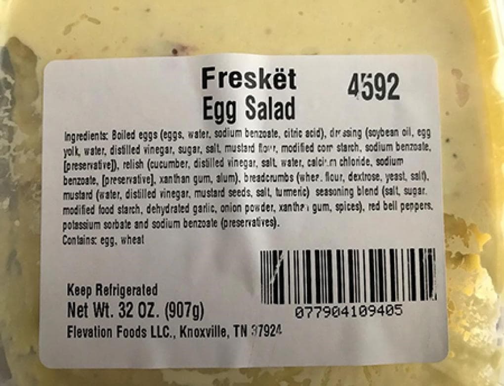 Ensalada de huevo de la marca Freskët envasada en un recipiente cuadrado de plástico transparente de 32 onzas, número de lote W1906042, uso hasta 12AUG2019A (impreso en el costado de cada recipiente).