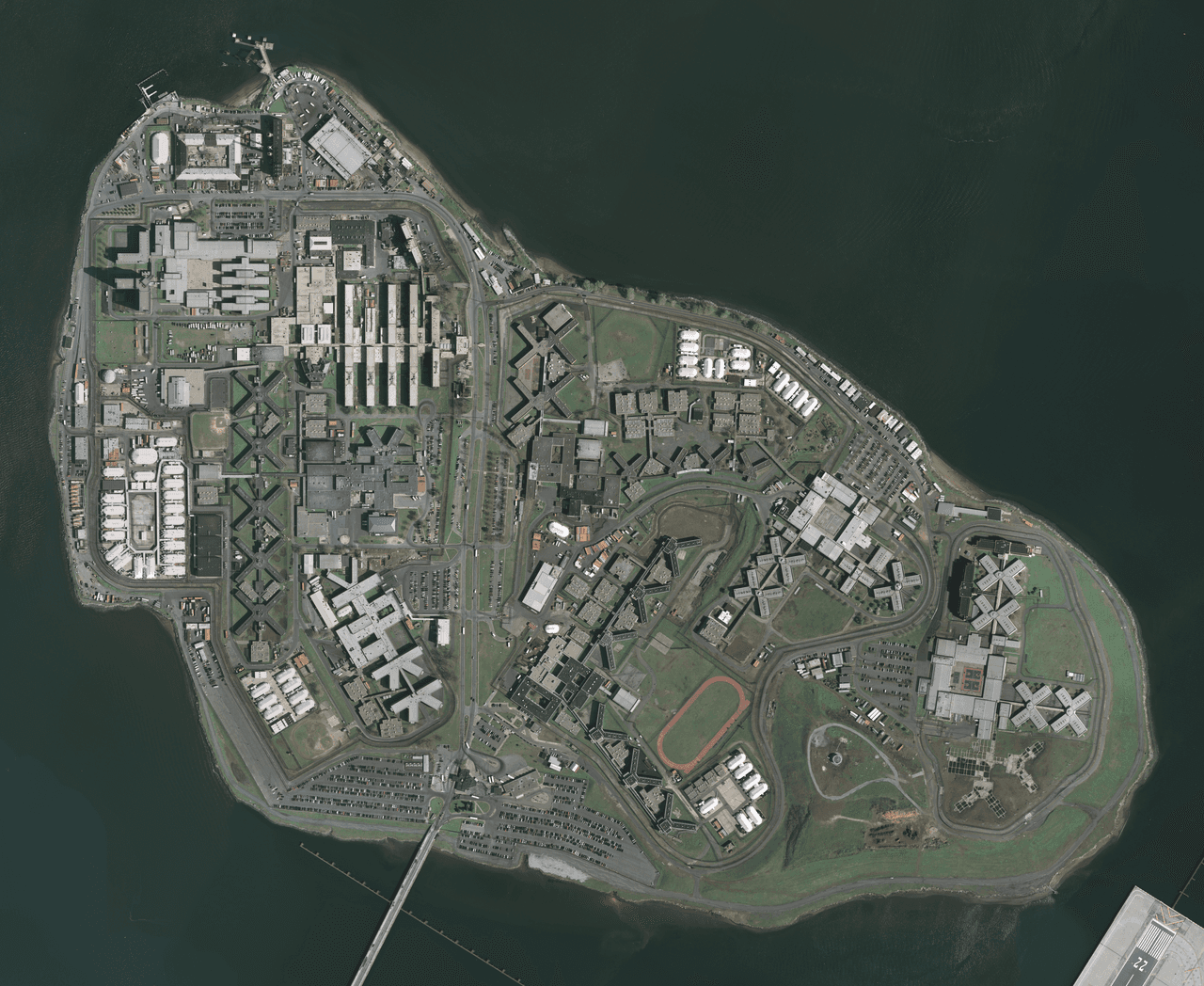 De acuerdo con el diario The New York Times, Rikers Island ha sido un lugar de "gran violencia". Los incidentes de apuñalamientos han llegado, según el periódico, los 10,000 anualmente. Durante la epidemia del crack de las décadas de 1980 y 1900, la población carcelaria duplicaba la actual y había pandillas rivales que 'gobernaban' diferentes puntos del complejo. (Servicio Geológico de EEUU)
