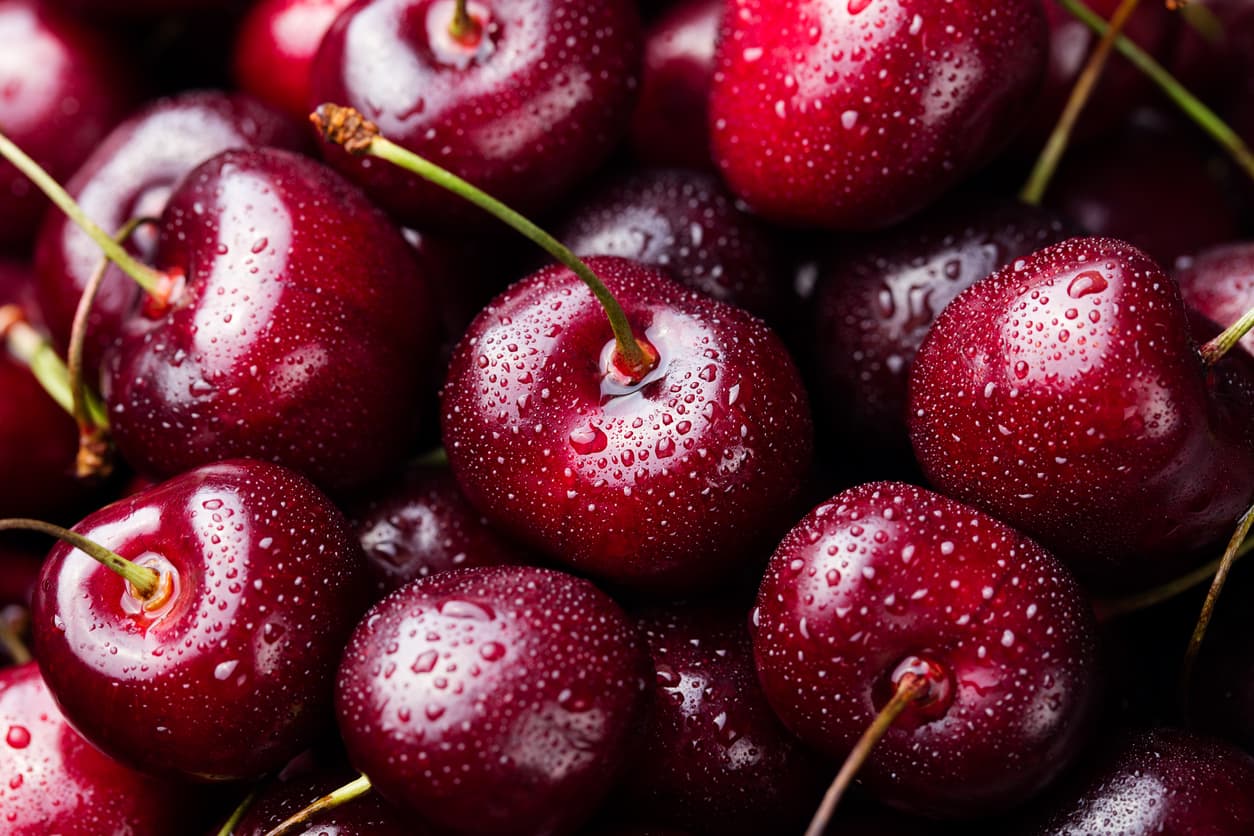 <b>Cerezas. </b>Un estudio publicado en otoño pasado encontró que las personas que eligieron alimentos cultivados orgánicamente durante más de cuatro años y medio 
<a href="https://www.univision.com/noticias/cancer/es-posible-reducir-el-riesgo-de-cancer-al-comer-alimentos-organicos">tenían tasas ligeramente más bajas de cáncer </a>y, en particular, linfoma y cáncer de mama posmenopáusico.