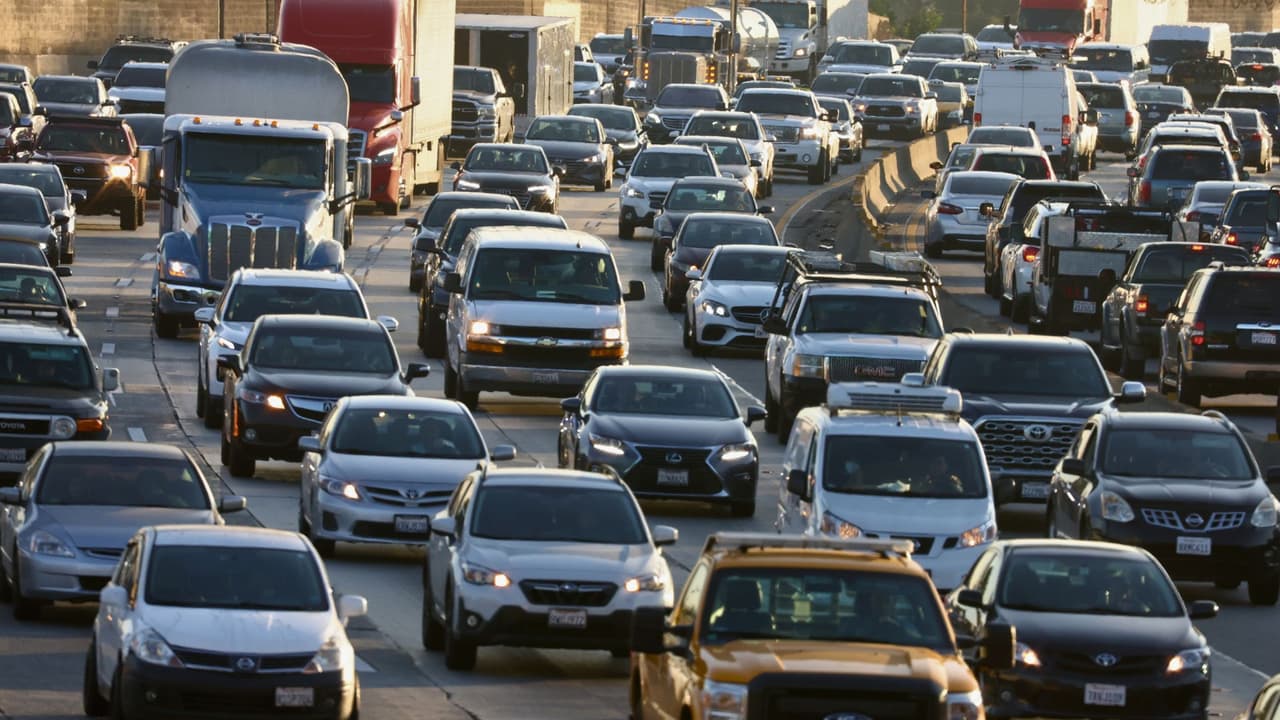 <b>Planificación de rutas y horarios: </b>Eviten realizar entregas durante las horas más calurosas del día, si es posible. 
<b>Planifiquen sus rutas para minimizar el tiempo expuesto al sol durante los picos de calor.</b>