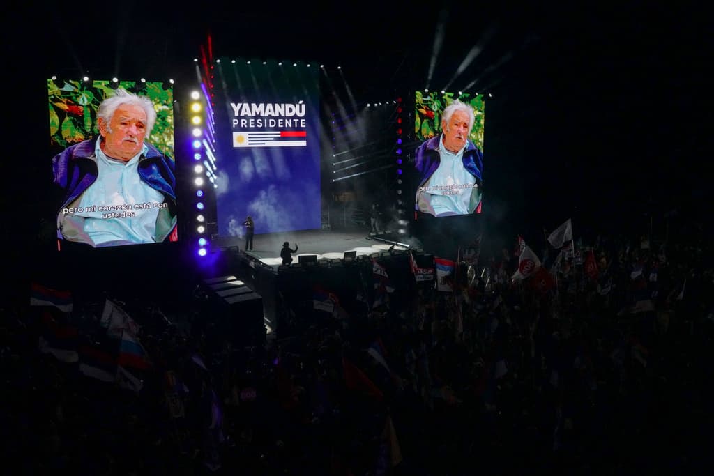 Mujica hizo campaña en octubre pasado para Yamandu Orsi, ganador de las elecciones de Uruguay. (AP Photo/Matilde Campodonico)